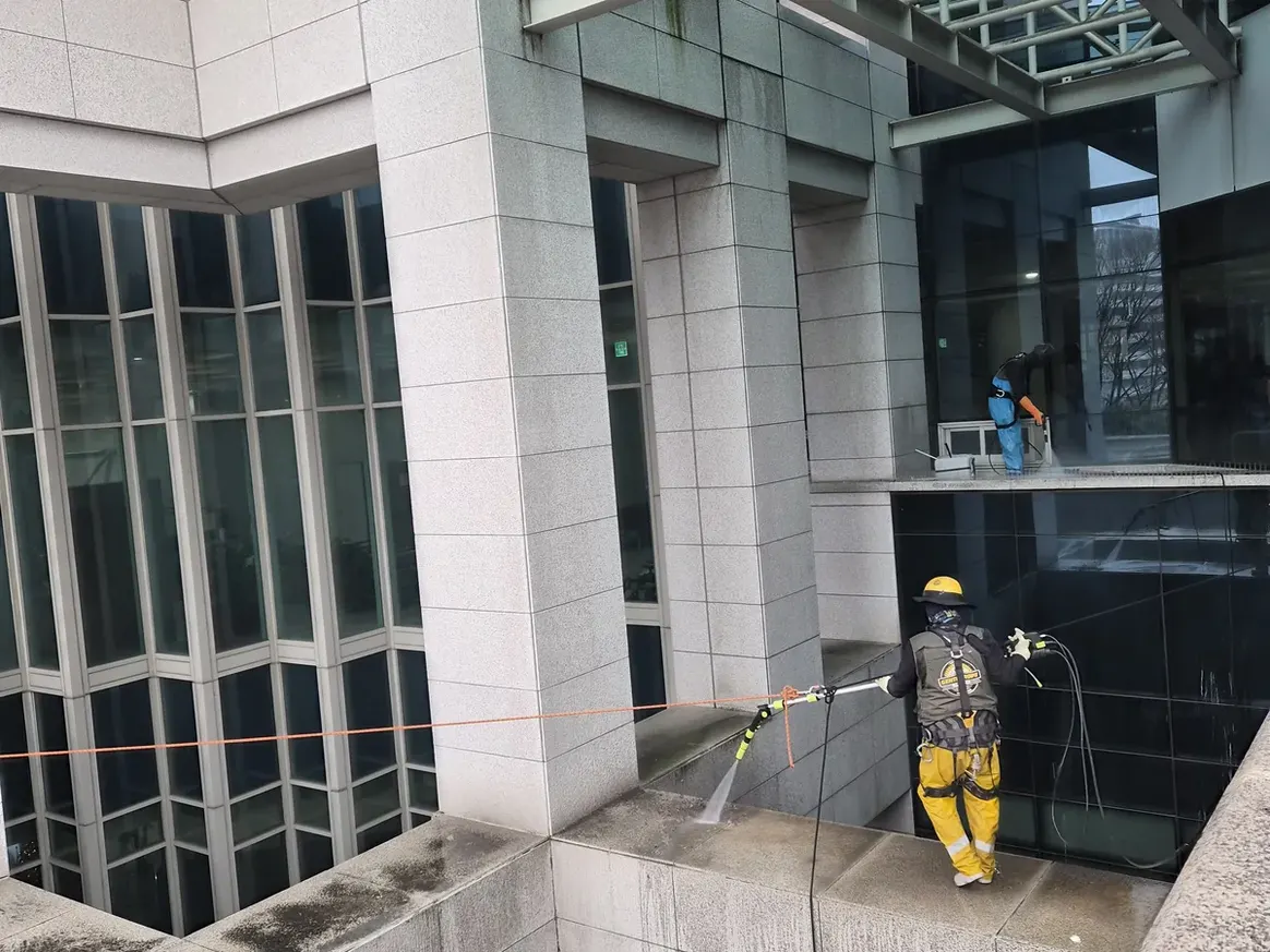 진안군 백운면 상가건물 옥상 파라펫 장비 주변 정밀 위생청소 사례 - 행진크린