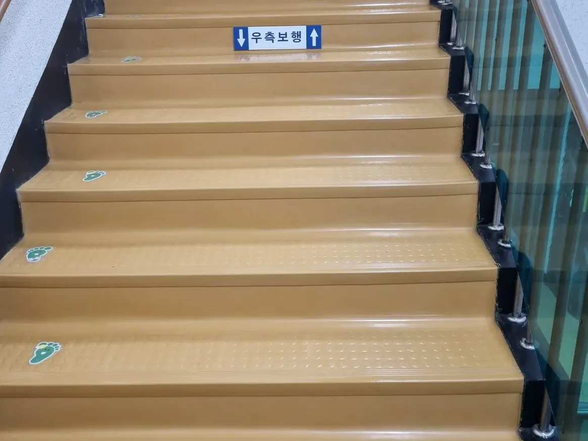 정읍시 시기동 어린이집 현관·신발장 바닥 위생청소 사례 - 행진크린